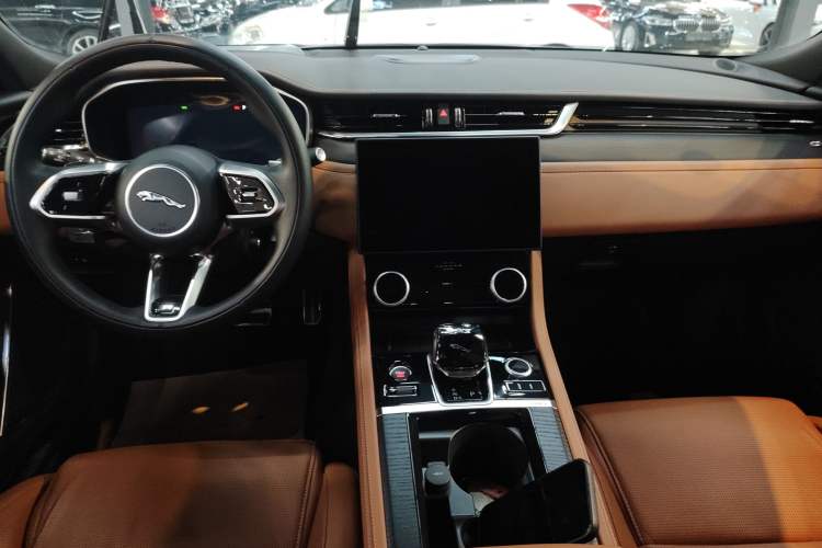 Used Jaguar XFL 2024 2.0T P300 Four-Wheel Drive Flagship Sport Gold Edition Audio And AC Panel