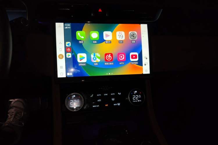 Used Jaguar XFL 2024 2.0T P300 Four-Wheel Drive Flagship Sport Gold Edition Audio And AC Panel