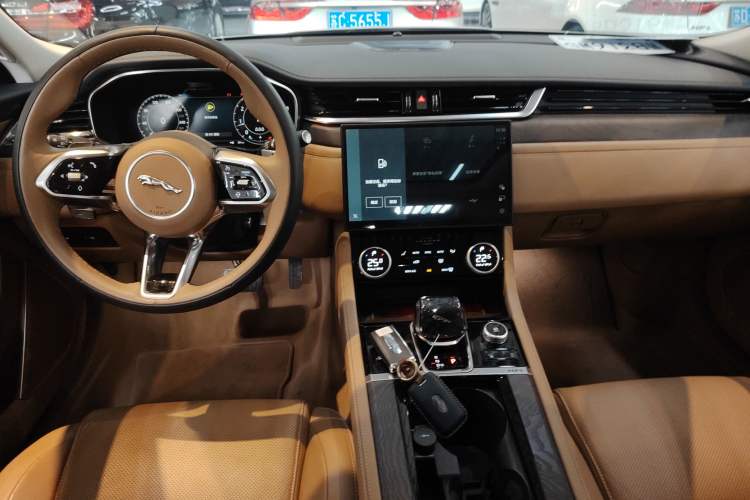 Used Jaguar XFL 2024 2.0T P250 Two-Wheel Drive Prestige Luxury Edition Audio And AC Panel