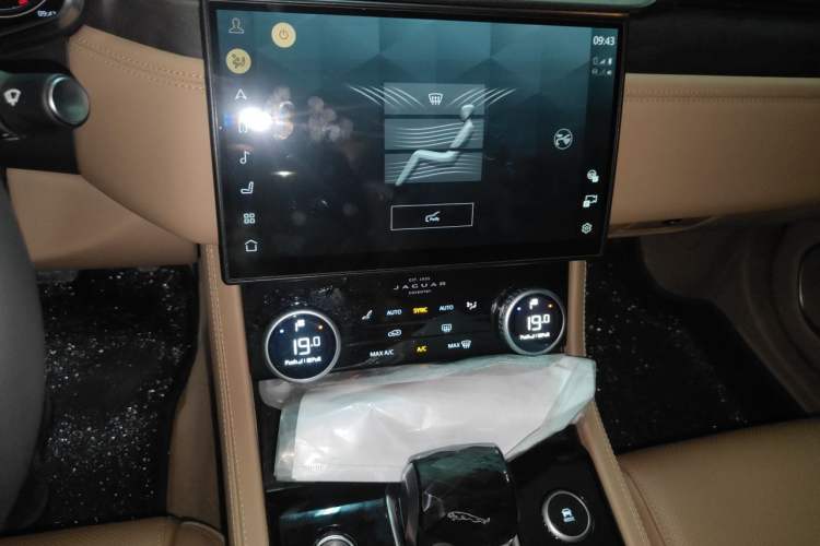 Used Jaguar XFL 2024 2.0T P250 Two-Wheel Drive Prestige Luxury Edition Audio And AC Panel