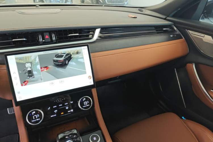 Used Jaguar XFL 2024 2.0T P300 Four-Wheel Drive Flagship Sport Gold Edition Audio And AC Panel