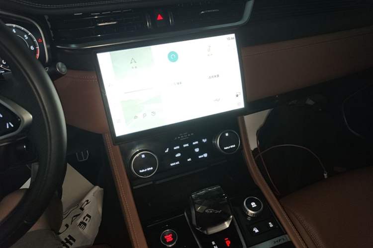 Used Jaguar XFL 2024 2.0T P300 Four-Wheel Drive Flagship Sport Gold Edition Audio And AC Panel