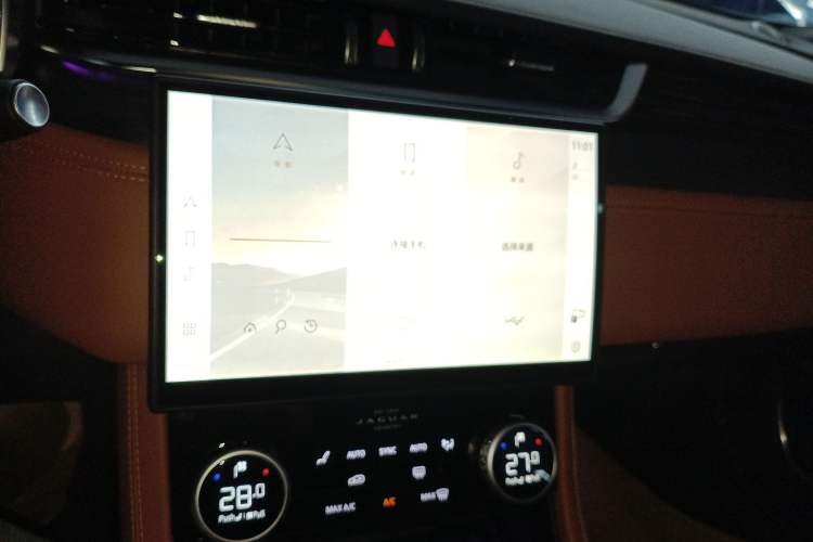 Used Jaguar XFL 2024 2.0T P300 Four-Wheel Drive Flagship Sport Gold Edition Audio And AC Panel
