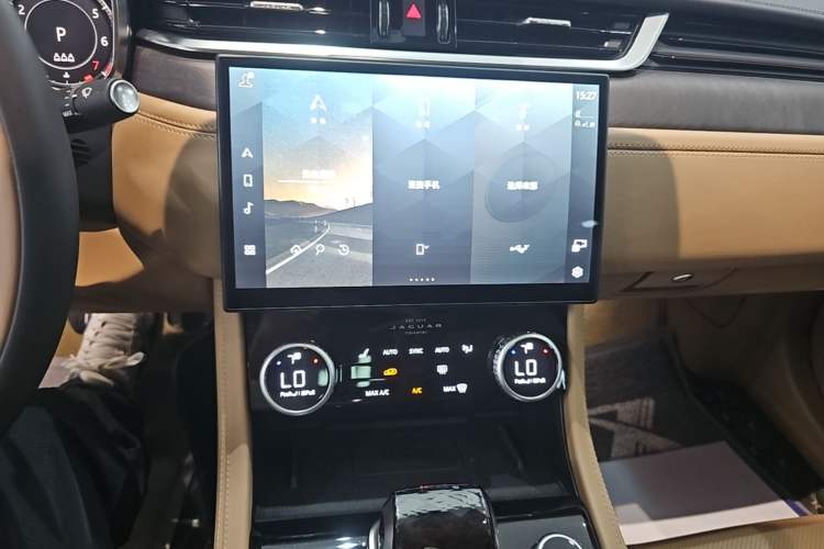 Used Jaguar XFL 2024 2.0T P250 Two-Wheel Drive Prestige Luxury Edition Audio And AC Panel