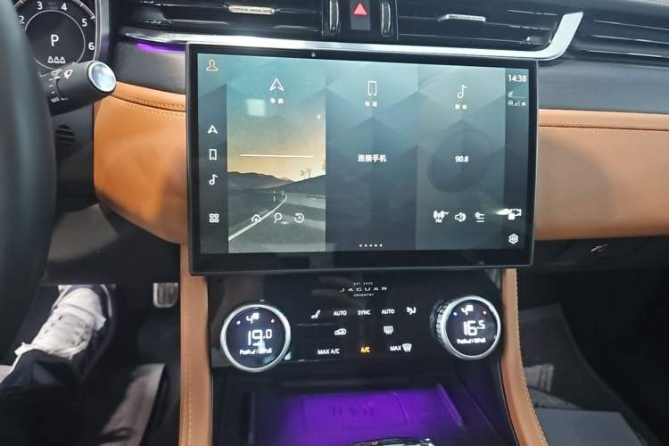 Used Jaguar XFL 2024 2.0T P300 Four-Wheel Drive Flagship Sport Gold Edition Audio And AC Panel