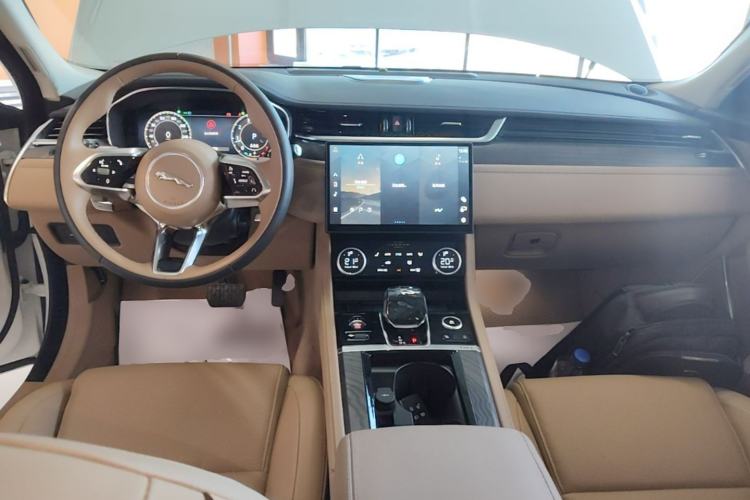 Used Jaguar XFL 2024 2.0T P250 Two-Wheel Drive Prestige Luxury Edition Center Console