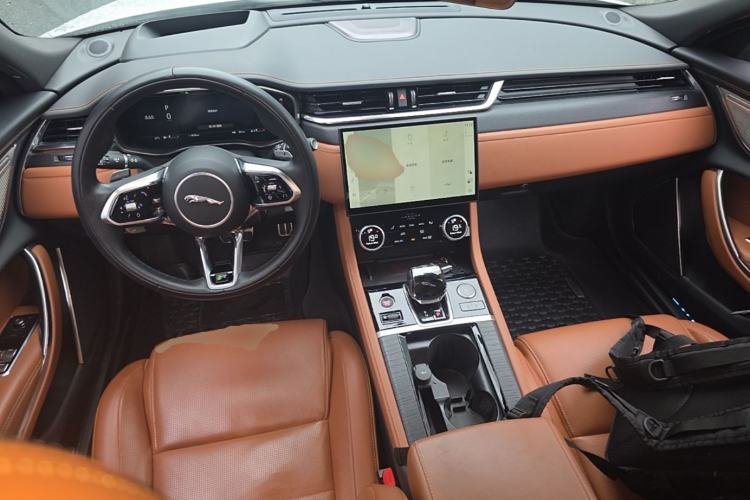 Used Jaguar XFL 2024 2.0T P300 Four-Wheel Drive Flagship Sport Gold Edition Center Console