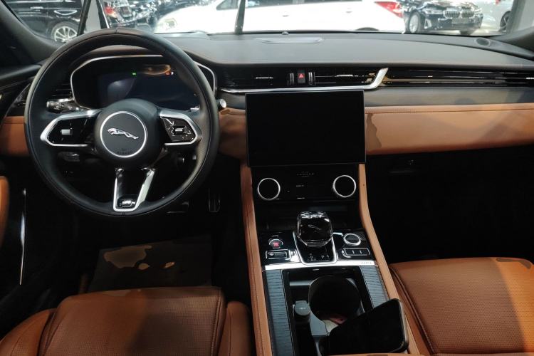 Used Jaguar XFL 2024 2.0T P300 Four-Wheel Drive Flagship Sport Gold Edition Center Console