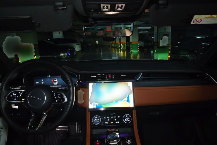 Used Jaguar XFL 2024 2.0T P300 Four-Wheel Drive Flagship Sport Gold Edition Center Console