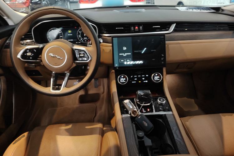 Used Jaguar XFL 2024 2.0T P250 Two-Wheel Drive Prestige Luxury Edition Center Console
