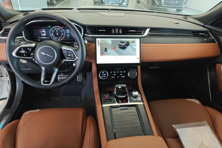 Used Jaguar XFL 2024 2.0T P300 Four-Wheel Drive Flagship Sport Gold Edition Center Console
