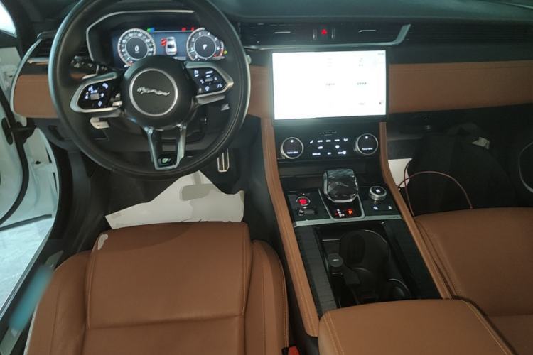 Used Jaguar XFL 2024 2.0T P300 Four-Wheel Drive Flagship Sport Gold Edition Center Console