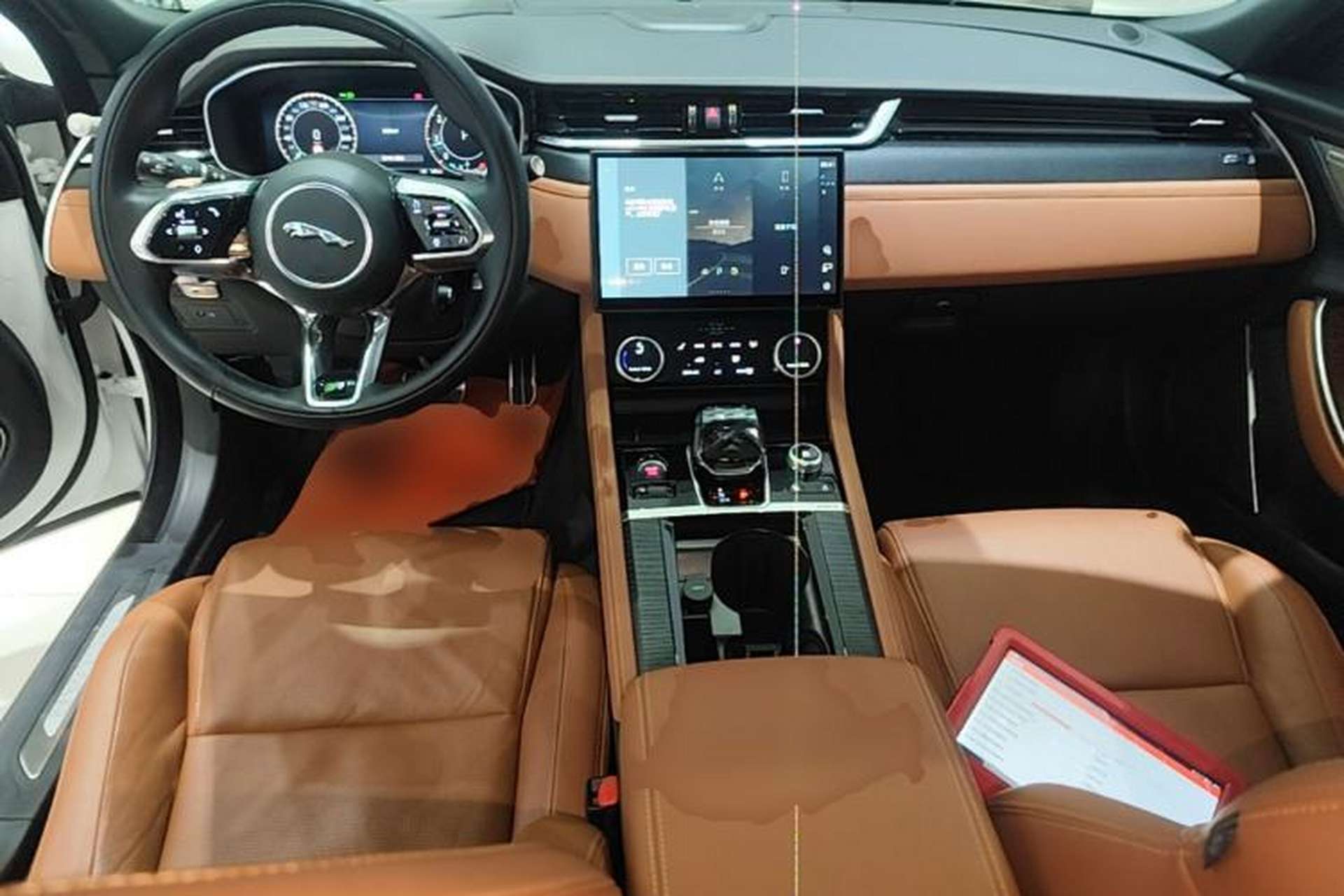Used Jaguar XFL 2024 2.0T P300 Four-Wheel Drive Flagship Sport Gold Edition Center Console