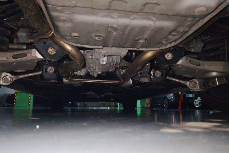Used Jaguar XFL 2024 2.0T P300 Four-Wheel Drive Flagship Sport Gold Edition Chassis Rear