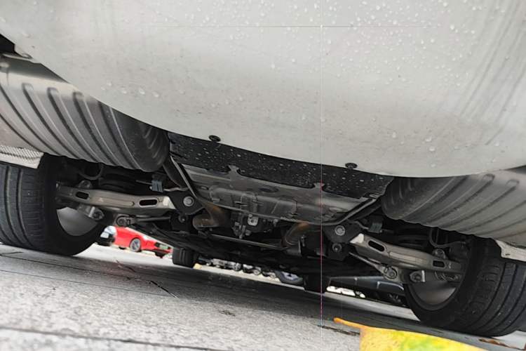 Used Jaguar XFL 2024 2.0T P300 Four-Wheel Drive Flagship Sport Gold Edition Chassis Rear