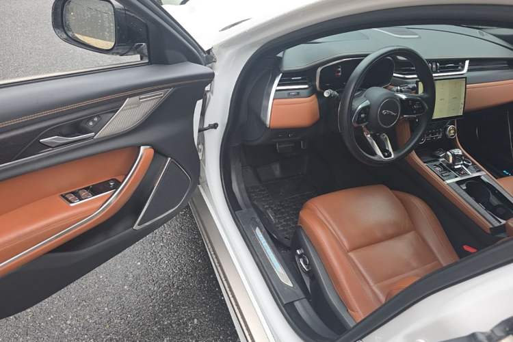 Used Jaguar XFL 2024 2.0T P300 Four-Wheel Drive Flagship Sport Gold Edition Driver Seat