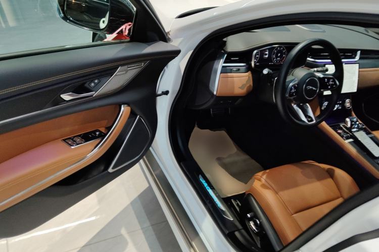 Used Jaguar XFL 2024 2.0T P300 Four-Wheel Drive Flagship Sport Gold Edition Driver Seat