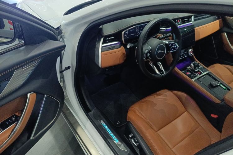 Used Jaguar XFL 2024 2.0T P300 Four-Wheel Drive Flagship Sport Gold Edition Driver Seat