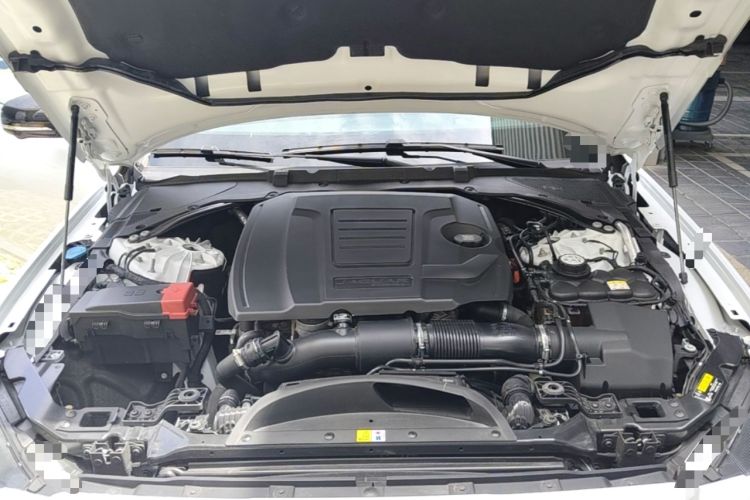 Used Jaguar XFL 2024 2.0T P300 Four-Wheel Drive Flagship Sport Gold Edition Engine Bay