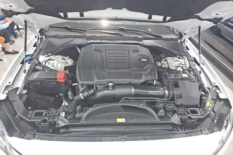 Used Jaguar XFL 2024 2.0T P300 Four-Wheel Drive Flagship Sport Gold Edition Engine Bay