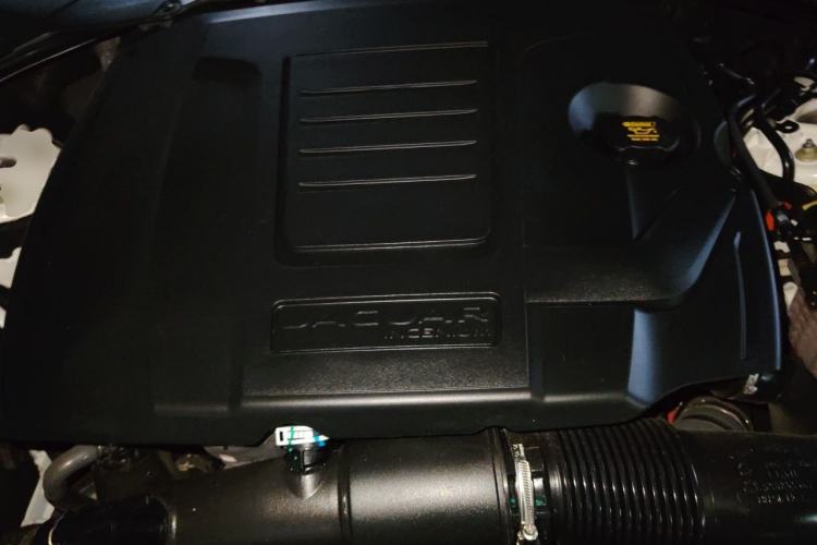 Used Jaguar XFL 2024 2.0T P300 Four-Wheel Drive Flagship Sport Gold Edition Engine Bay