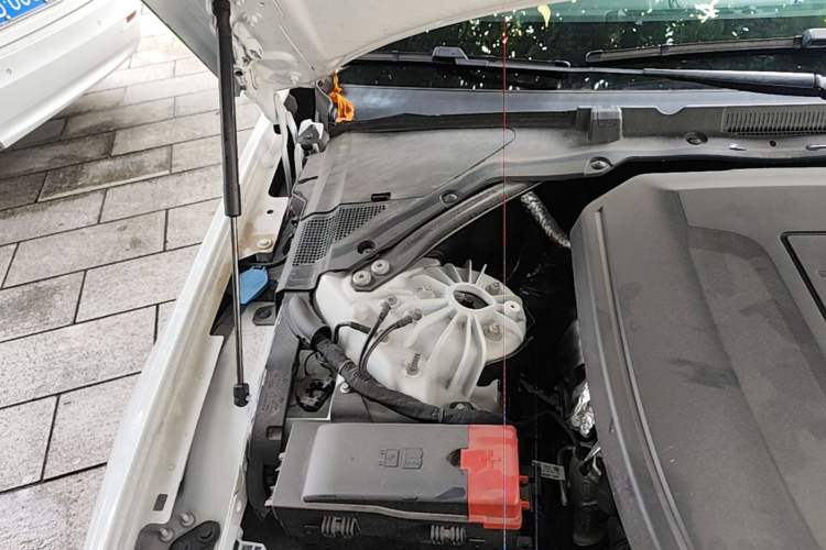 Used Jaguar XFL 2024 2.0T P300 Four-Wheel Drive Flagship Sport Gold Edition Engine Bay Right