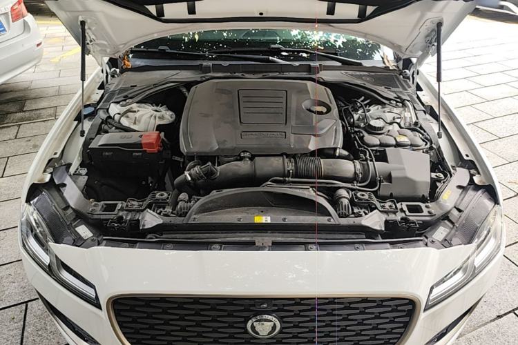 Used Jaguar XFL 2024 2.0T P300 Four-Wheel Drive Flagship Sport Gold Edition Engine Bay