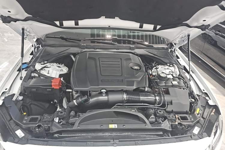 Used Jaguar XFL 2024 2.0T P300 Four-Wheel Drive Flagship Sport Gold Edition Engine Bay