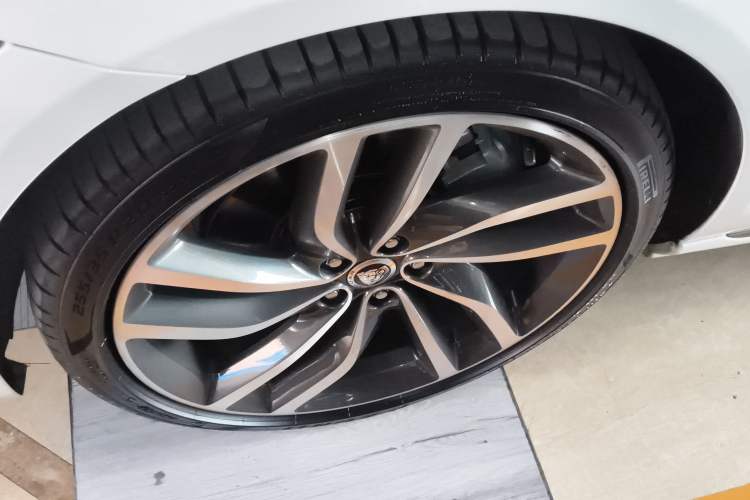 Used Jaguar XFL 2024 2.0T P300 Four-Wheel Drive Flagship Sport Gold Edition Exterior 1