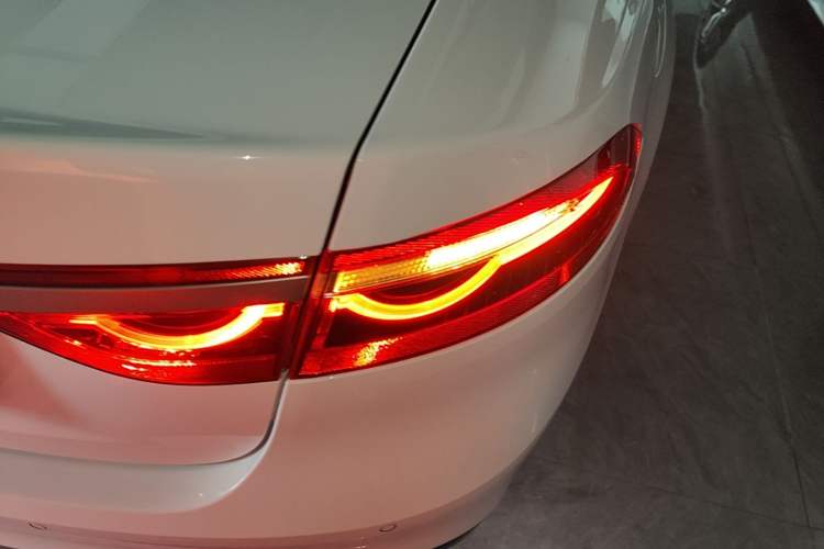 Used Jaguar XFL 2024 2.0T P300 Four-Wheel Drive Flagship Sport Gold Edition Exterior 3