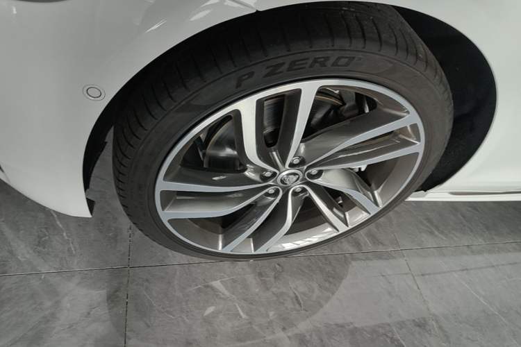 Used Jaguar XFL 2024 2.0T P300 Four-Wheel Drive Flagship Sport Gold Edition Exterior 4
