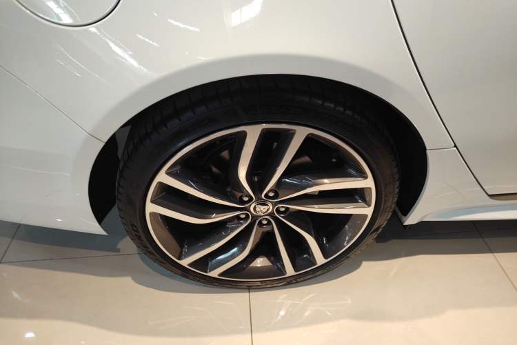 Used Jaguar XFL 2024 2.0T P300 Four-Wheel Drive Flagship Sport Gold Edition Exterior 5