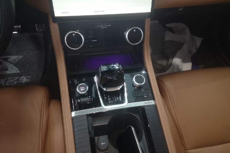 Used Jaguar XFL 2024 2.0T P300 Four-Wheel Drive Flagship Sport Gold Edition Gear Lever