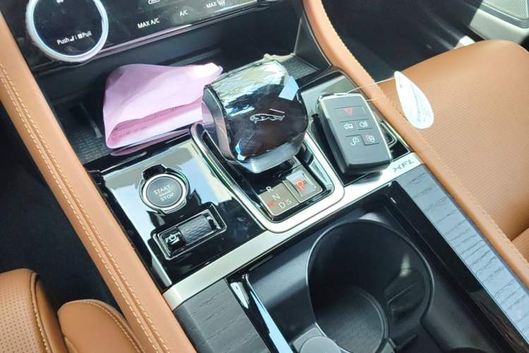 Used Jaguar XFL 2024 2.0T P300 Four-Wheel Drive Flagship Sport Gold Edition Gear Lever