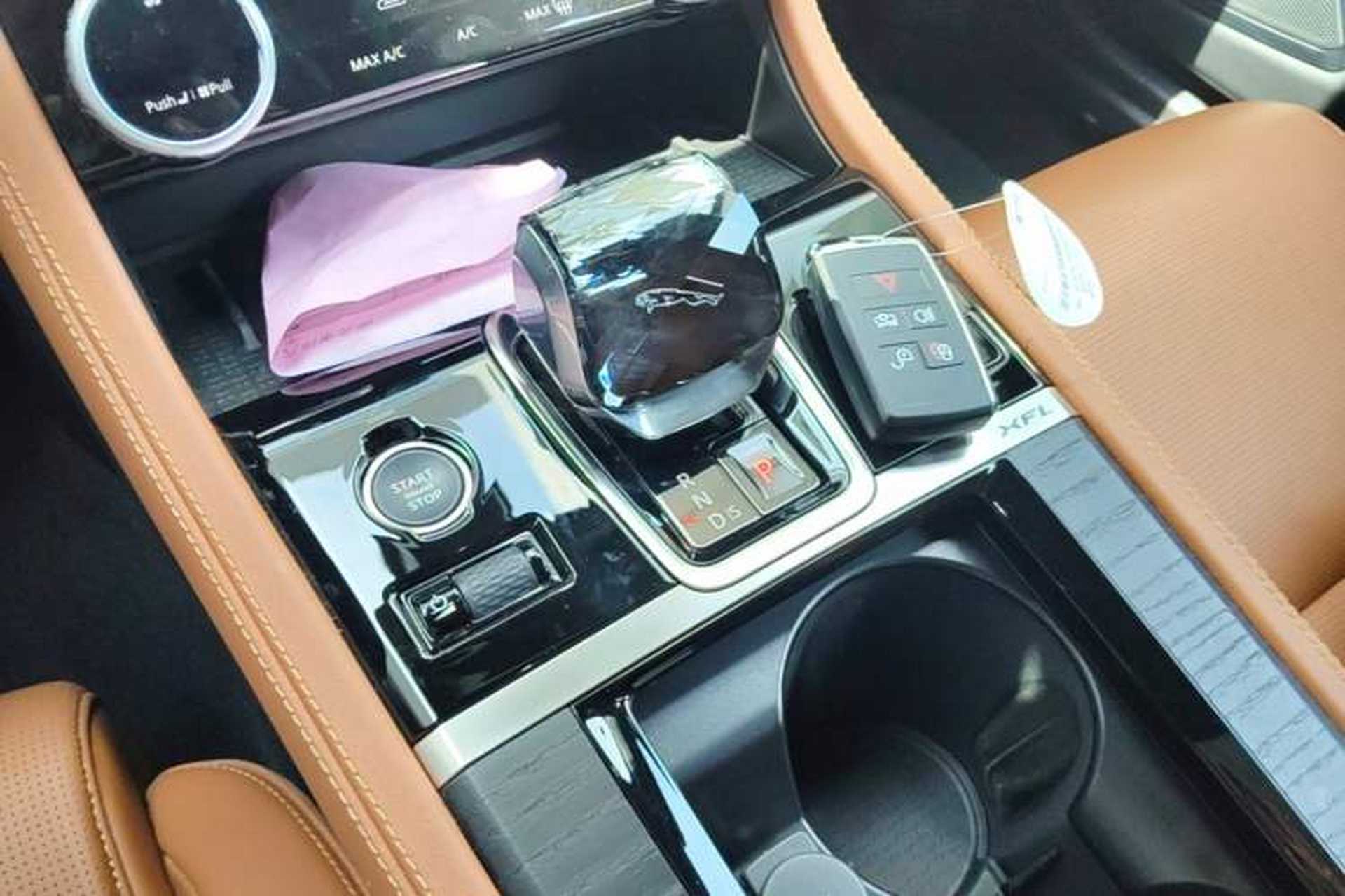 Used Jaguar XFL 2024 2.0T P300 Four-Wheel Drive Flagship Sport Gold Edition Gear Lever