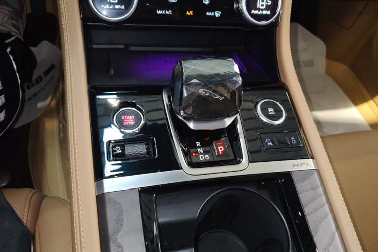 Used Jaguar XFL 2024 2.0T P250 Two-Wheel Drive Prestige Luxury Edition Gear Lever