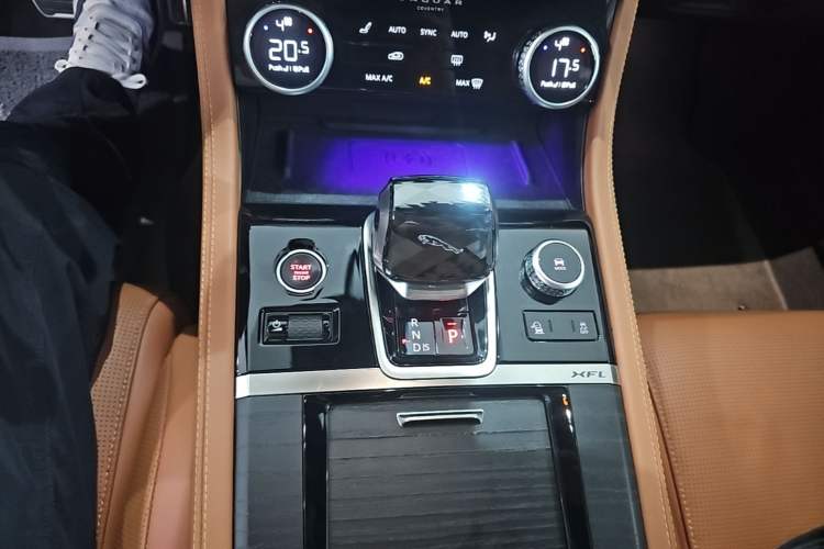 Used Jaguar XFL 2024 2.0T P300 Four-Wheel Drive Flagship Sport Gold Edition Gear Lever