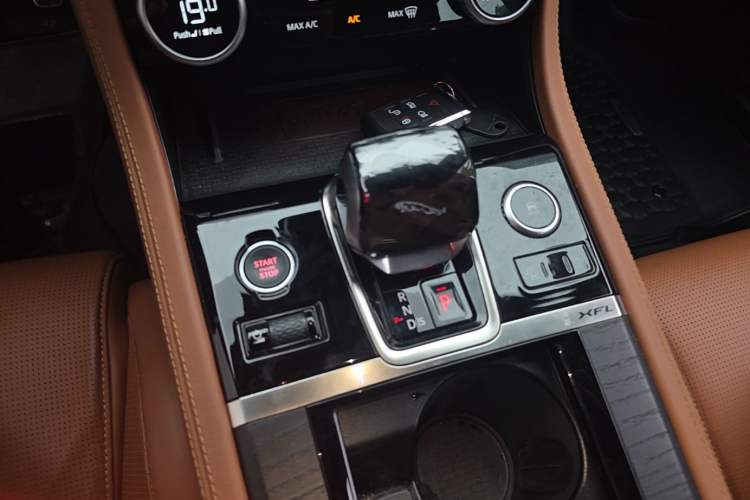 Used Jaguar XFL 2024 2.0T P300 Four-Wheel Drive Flagship Sport Gold Edition Gear Lever