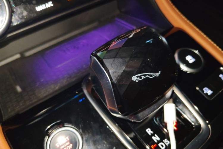 Used Jaguar XFL 2024 2.0T P300 Four-Wheel Drive Flagship Sport Gold Edition Gear Lever