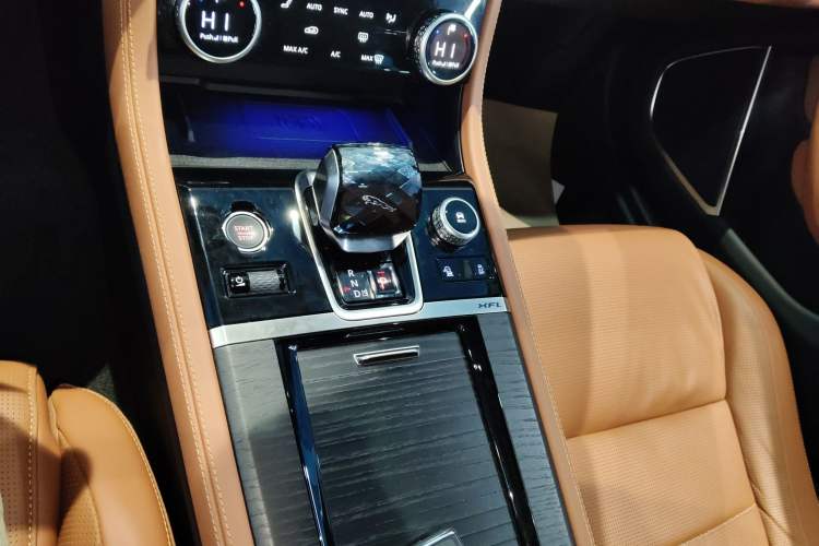 Used Jaguar XFL 2024 2.0T P300 Four-Wheel Drive Flagship Sport Gold Edition Gear Lever