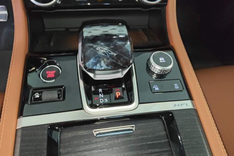 Used Jaguar XFL 2024 2.0T P300 Four-Wheel Drive Flagship Sport Gold Edition Gear Lever