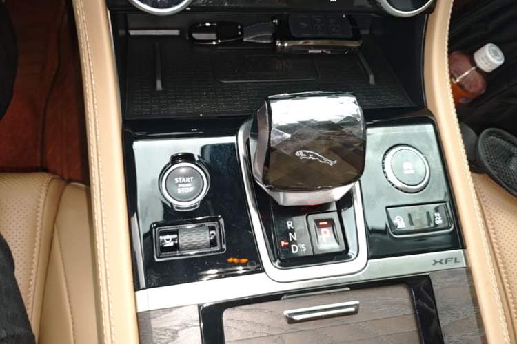 Used Jaguar XFL 2024 2.0T P250 Two-Wheel Drive Prestige Luxury Edition Gear Lever