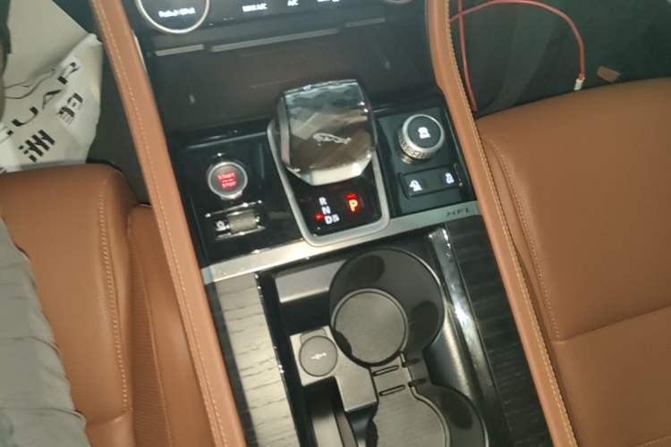 Used Jaguar XFL 2024 2.0T P300 Four-Wheel Drive Flagship Sport Gold Edition Gear Lever