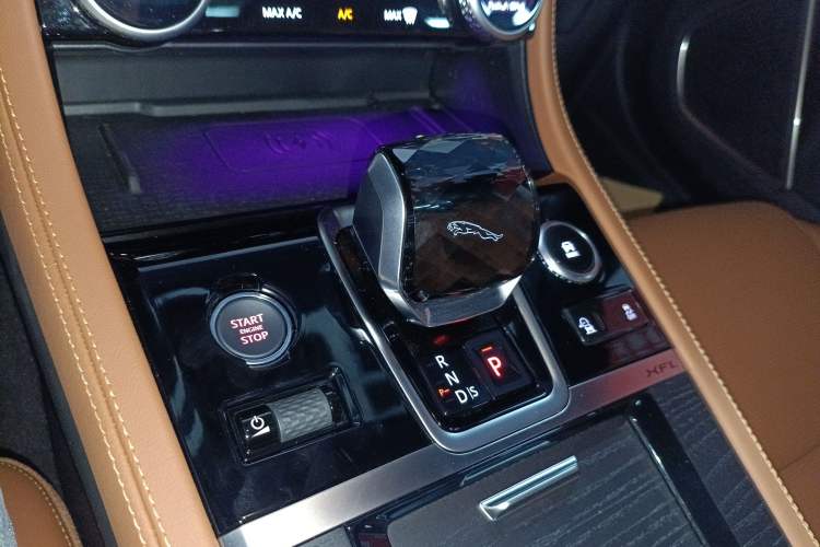 Used Jaguar XFL 2024 2.0T P300 Four-Wheel Drive Flagship Sport Gold Edition Gear Lever