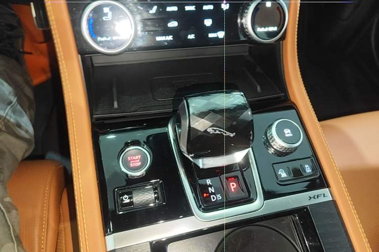 Used Jaguar XFL 2024 2.0T P300 Four-Wheel Drive Flagship Sport Gold Edition Gear Lever