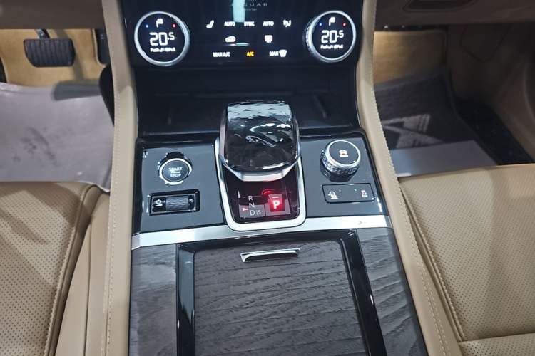 Used Jaguar XFL 2024 2.0T P250 Two-Wheel Drive Prestige Luxury Edition Gear Lever