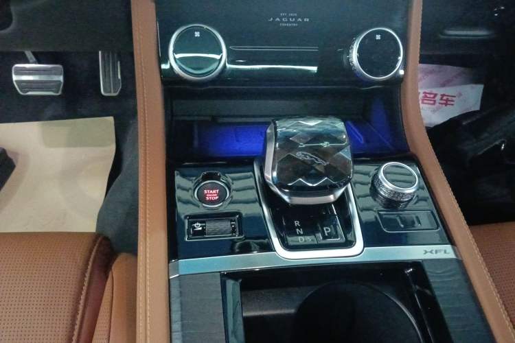 Used Jaguar XFL 2024 2.0T P300 Four-Wheel Drive Flagship Sport Gold Edition Gear Lever