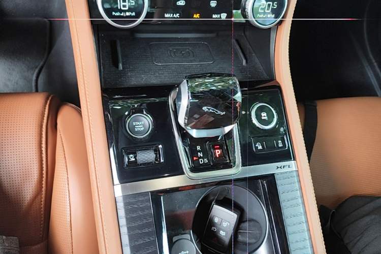 Used Jaguar XFL 2024 2.0T P300 Four-Wheel Drive Flagship Sport Gold Edition Gear Lever