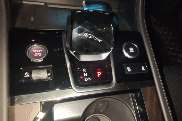 Used Jaguar XFL 2024 2.0T P250 Two-Wheel Drive Prestige Luxury Edition Gear Lever