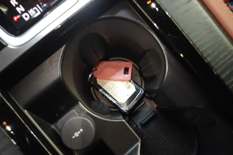 Used Jaguar XFL 2024 2.0T P300 Four-Wheel Drive Flagship Sport Gold Edition Interior 1